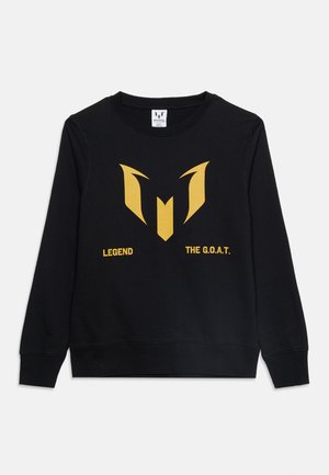 Hanorac negru cu mânecă lungă cu logo galben stilizat „M”, text „LEGEND” pe partea stângă și „THE G.O.A.T.” pe partea dreaptă a pieptului.