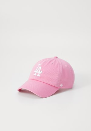 Roze honkbalpet met wit "LA" logo op de voorkant. Heeft een gebogen rand, textuurstof en klein "47" logo aan de zijkant.