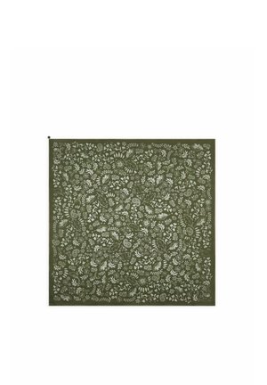 Tissu vert carré avec un motif dense de fleurs blanches et de feuilles couvrant toute la surface.