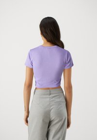 HUGO DELANOR - T-paita - open purple