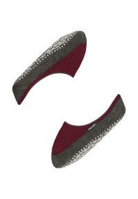 Un paio di slippers slip-on color bordeaux e grigie con suola in gomma antiscivolo e etichetta del marchio in tessuto su uno sfondo bianco.