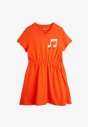 Kurzes, ärmelloses Kleid aus leuchtend orangefarbenem Baumwollstoff. Mit einem elastischen Taillenbund und einem weißen Notenmotiv auf der Brust.