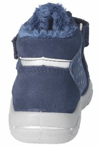 Námornické semišové obuv s huňatým límcem, bílými akcenty a perforovaným designem. Obsahuje suchý zip pro bezpečné zapínání.