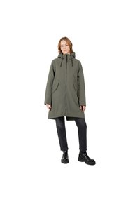 Parka verde oliva con capucha, cierre de cremallera, bolsillos laterales y un corte holgado, combinada con pantalones vaqueros negros y botas negras gruesas.