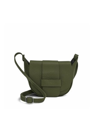 Petit sac bandoulière en cuir vert olive avec surface texturée, rabat avant et bandoulière ajustable avec boucle argentée.