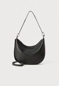 Mala de mão preta em couro entrelaçado com forma curva, equipada com uma alça única para o ombro e fecho superior com zíper. Detalhes em liso completam o design.