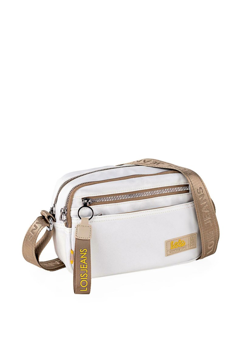 Bolso cruzado de lienzo blanco con acentos en tono marrón, compartimentos con doble cremallera y una correa que lleva el logo "LOIS JEANS". Forma rectangular compacta.