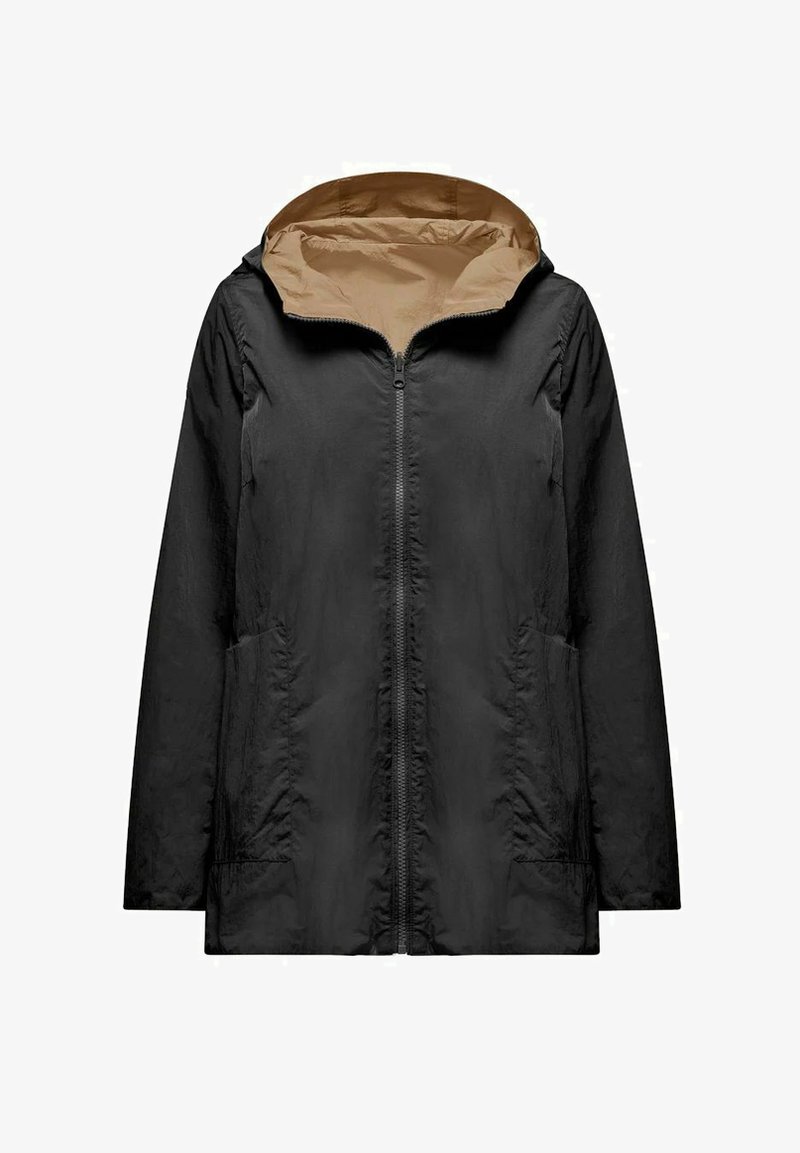 Giacca nera leggera con zip frontale, due tasche anteriori e fodera del cappuccio color nocciola, mostrata su sfondo bianco.