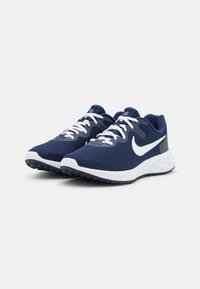 Zapatillas deportivas de color azul marino con una parte superior de malla texturizada, cordones blancos y un diseño de swoosh blanco en contraste en el lado.