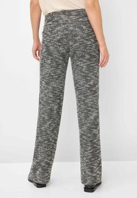 Zwart-wit gestreepte broek met een recht pasvorm, textuurstof en een platte tailleband, voorzien van twee achterzakken.