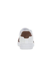 Hvide sneakers med brun ruskinds-hælkant, rund tå og tekstureret gummisål. Har en åndbar mesh-foring og minimalistisk design.