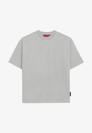 T-shirt grigia a maniche corte con colletto rotondo, caratterizzata da una sottile texture e da una piccola etichetta nera sul lato. Design semplice e compatto.