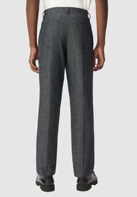 Pantaloni di lana grigi con design a gamba dritta, dotati di due tasche posteriori e passanti per cintura, mostrati da dietro.