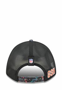 Schwarze Mesh-Kappe mit verstellbarem Riemen. Merkmale ein buntes Spritzmuster auf dem Riemen und "GSH" in Orange auf der Rückseite gestickt. NFL-Logo vorhanden.