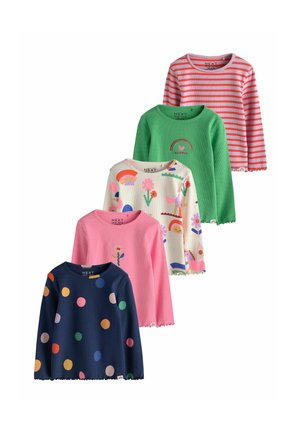 Fem børneskjorter med lange ærmer i forskellige mønstre, herunder marineblå med farverige prikker, pink med blomst, creme med regnbuer, grøn med hjerte og rødstribet.