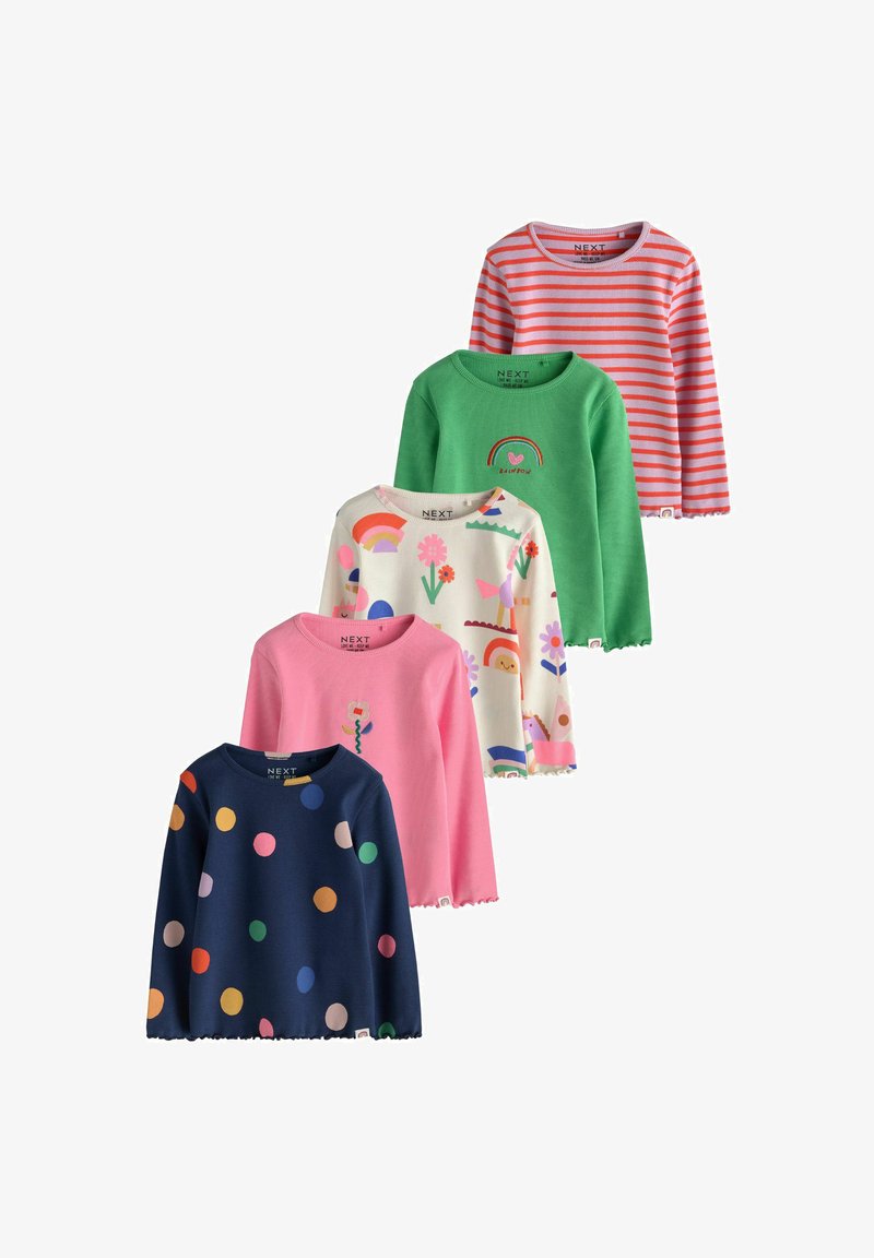 Cinco camisas infantiles de manga larga en varios patrones, incluyendo azul marino con puntos de colores, rosa con flor, crema con arcoíris, verde con corazón y rojo a rayas.