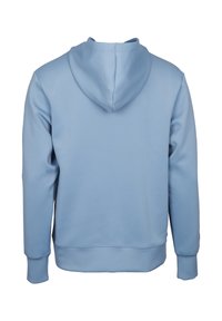 Ljusblå hoodie med en mjuk textur, kenguruficka och ribbade ärmmuddar. Har en platt huva och inga synliga logotyper eller mönster.