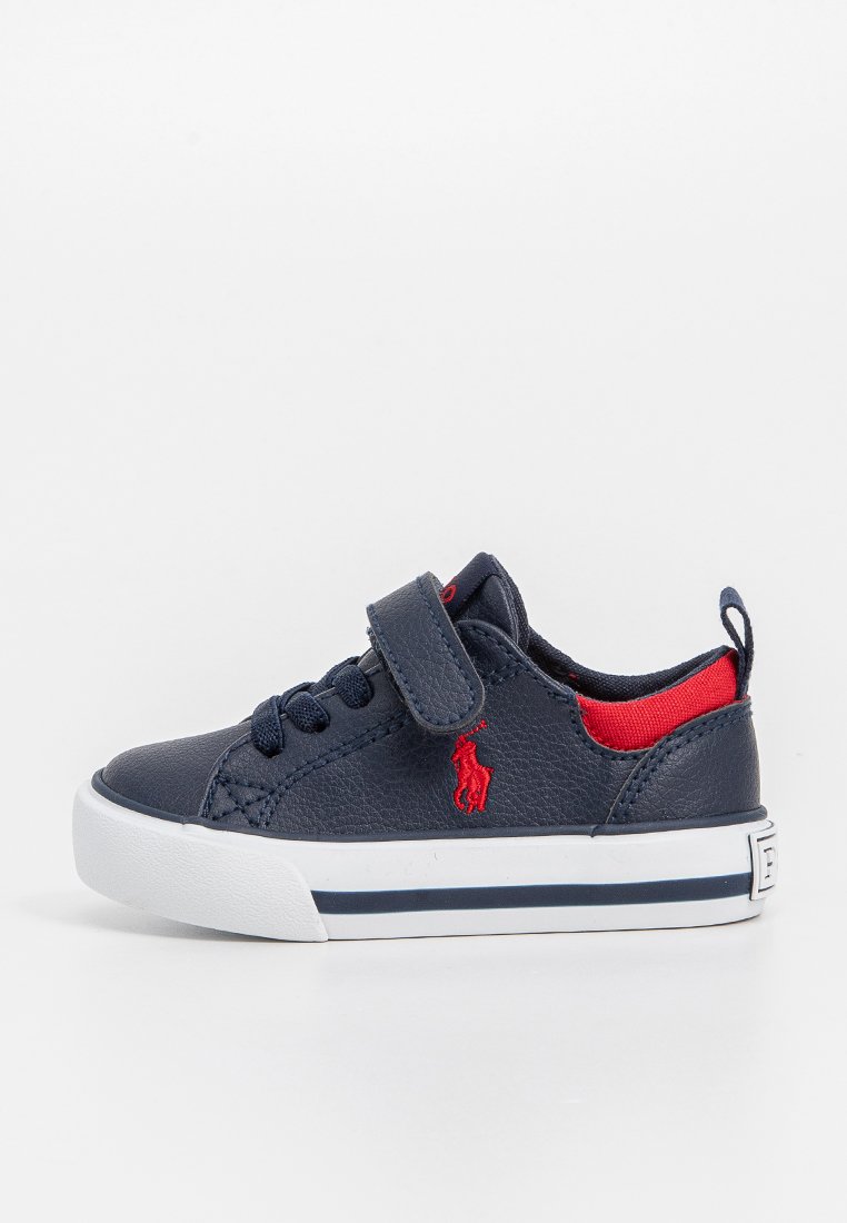 Bottines pour tout-petits bleu marine avec logo rouge, bride Velcro, détails en lacets, doublure en tissu rouge et semelle blanche avec une rayure bleu marine.