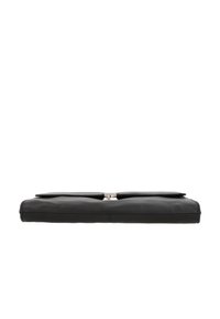 Sorte læder clutch-taske med et fladt design, der har to klapper, en glat tekstur og en sølvfarvet lås i midten.