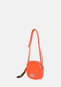 Neon pomarańczowa torebka crossbody z gładkiego materiału, o zaokrąglonym kształcie, z suwakiem na zamek i oznaczeniem marki z kolorowymi frędzelkami.