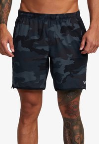 Sorte camouflagesvømmedragter med elastisk talje, blødt stof og sidelommer. Brandlogo vist på nederste venstre søm.