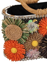 Geflochtene Korbtasche mit schwarzem Innenfutter; verziert mit bunten Blumenmotiven in Orange, Grün, Gelb und Braun, mit Strassakzenten.
