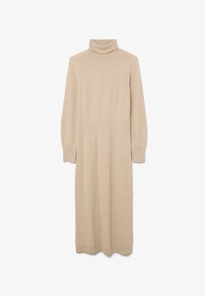 Abito maglione in beige con collo alto, maniche lunghe e spacchi laterali. Tessuto morbido con vita aderente e gonna fluida.