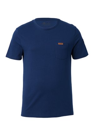 Marineblaue Baumwoll-T-Shirt mit kurzen Ärmeln, Rundhalsausschnitt und einer Brusttasche auf der linken Seite, die mit einem braunen Etikett versehen ist. Glatte Textur, schlichtes Design.