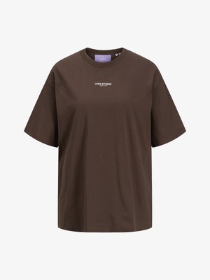 Camiseta de algodão castanha com um corte descontraído, gola redonda e mangas curtas. Apresenta o pequeno texto "JJXX STUDIO" na parte da frente.