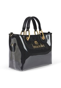 Borsa nera trasparente con accessori dorati, doppie maniglie e una tasca laterale con zip. Presenta un logo in rilievo e una finitura lucida.