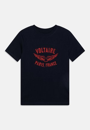 T-shirt en coton bleu marine avec col rond, présentant un texte rouge et des graphiques d'ailes indiquant "VOLTAIRE, PARIS, FRANCE." Manches courtes.