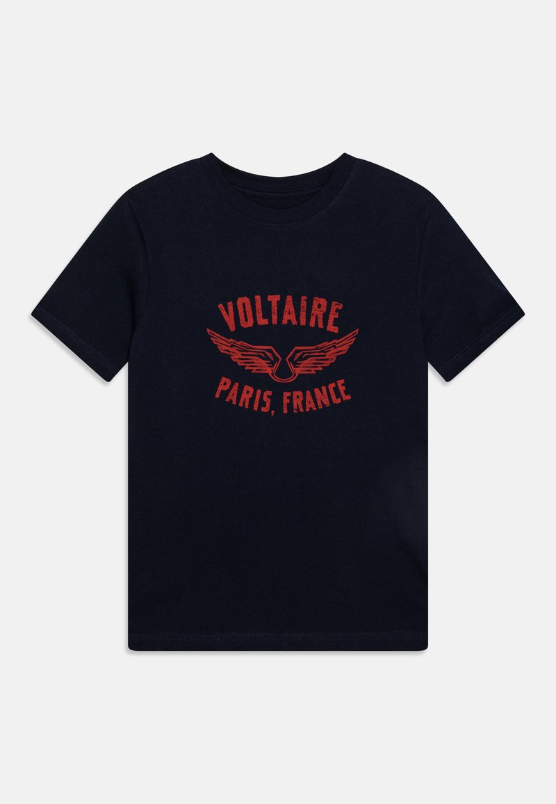 Camiseta de algodón azul marino con cuello redondo, que presenta texto en rojo y gráficos de alas que dicen "VOLTAIRE, PARÍS, FRANCIA." Mangas cortas.