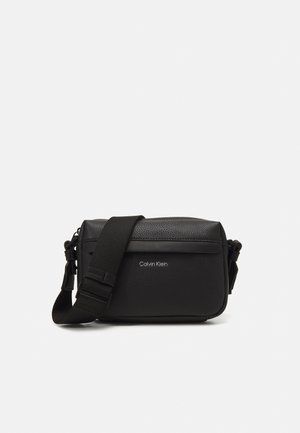 Calvin Klein MUST CAMERA BAG UNISEX - Taška s příčným popruhem - black