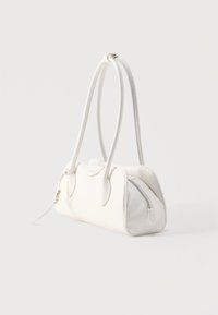 Λευκή ορθογώνια τσάντα χειρός με διπλές μακριές λαβές και φερμουάρ στην κορυφή, τοποθετημένη σε απλό φόντο.