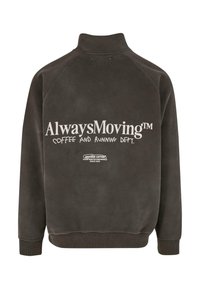 Felpa grigia scura con colletto alto, con testo stampato bianco "AlwaysMoving™" e "COFFEE AND RUNNING DEPT." sul retro. Texture liscia.