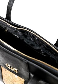 Borsa a tracolla in pelle nera con un accento a motivo mappa. Caratterizzata da una chiusura con zip dorata e foderata in tessuto nero liscio. L'interno presenta diverse tasche.