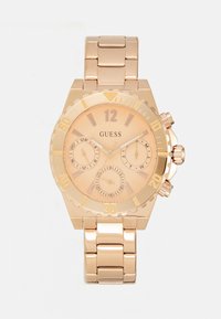 L'orologio in acciaio inossidabile color rosa oro presenta un quadrante rotondo, tre sotto-quadranti e marcatori delle ore audaci. Bracciale in stile bracciale con finitura lucida.