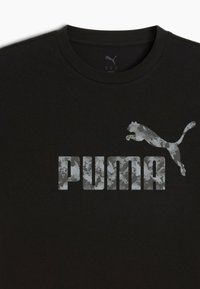 Sort crew-neck t-shirt med et gråt camouflage-mønsteret Puma-logo og brandnavn trykt på brystet.
