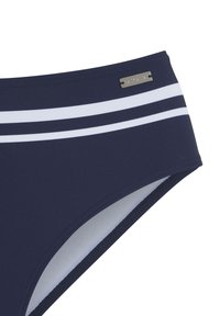 Temno modri bikini spodnji del z dvema belima horizontalnima črtama, z antiknim blagovno znamko tagom in mehkim podloženjem znotraj.