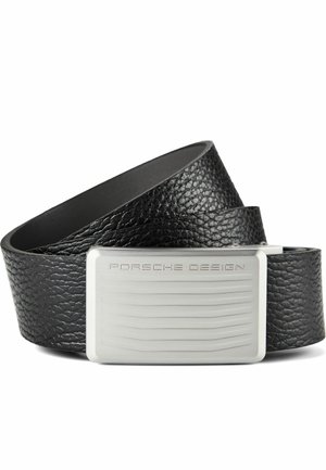 Ceinture en cuir noir texturé avec une boucle rectangulaire argentée gravée "Porsche Design" et des détails de lignes horizontales.