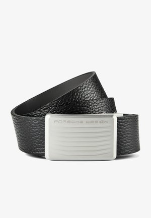 Ceinture en cuir noir texturé avec une boucle rectangulaire argentée gravée "Porsche Design" et des détails de lignes horizontales.