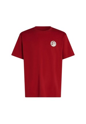 Camiseta roja de algodón con cuello redondo y mangas cortas, con un logo circular en el área del pecho izquierdo. Textura suave en toda la prenda.