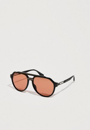 Schwarze Rahmen-Sonnenbrille mit kantigem Design, rosa getönten Gläsern und metallischen Akzenten an den Bügeln. Strukturiert Oberfläche fügt Detail hinzu.
