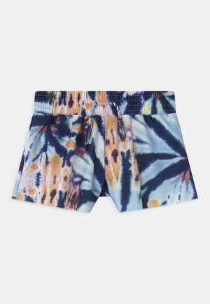 Calções de banho com padrão tie-dye em tons de azul, bege e laranja. Apresenta um cós elástico e cordão para ajuste confortável.