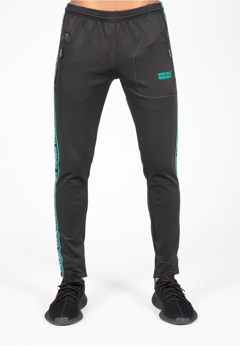 Zwarte heren sportbroek met een getailleerde pasvorm, ritszakken, turquoise accenten en zijstrepen met tekst. Gemaakt van soepel, flexibel materiaal.