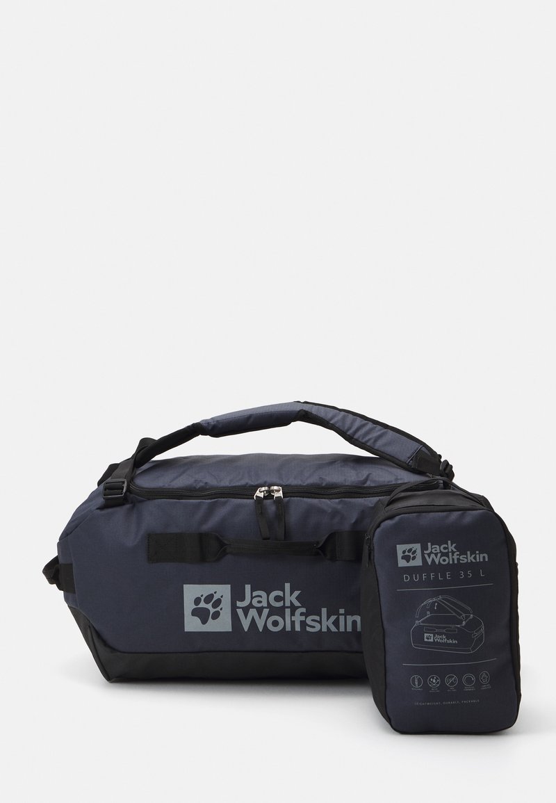 Borsa a sacca navy e nera con superficie testurizzata, dotata di chiusura con zip, maniglie e un logo prominente. Include una borsa più piccola.