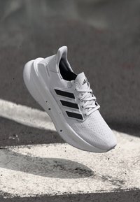 adidas Performance ULTRABOOST 5 - Katujuoksukengät - black/white