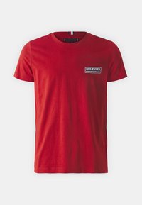 Tommy Hilfiger BADGE TEE - Printtipaita - dark magma