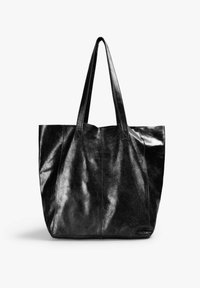 Bolso tote de cuero negro con un acabado brillante, asas alargadas y un diseño espacioso. Presenta costuras simples y sin hardware visible.