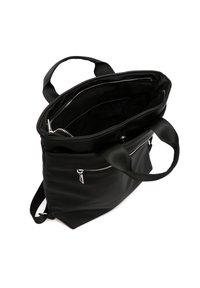 Črna torba iz sintetičnega materiala; ima zgornji zadrgo, dva ročaja in sprednji žep z zadrgo z inox dodatki. Notranji predali so vidni.